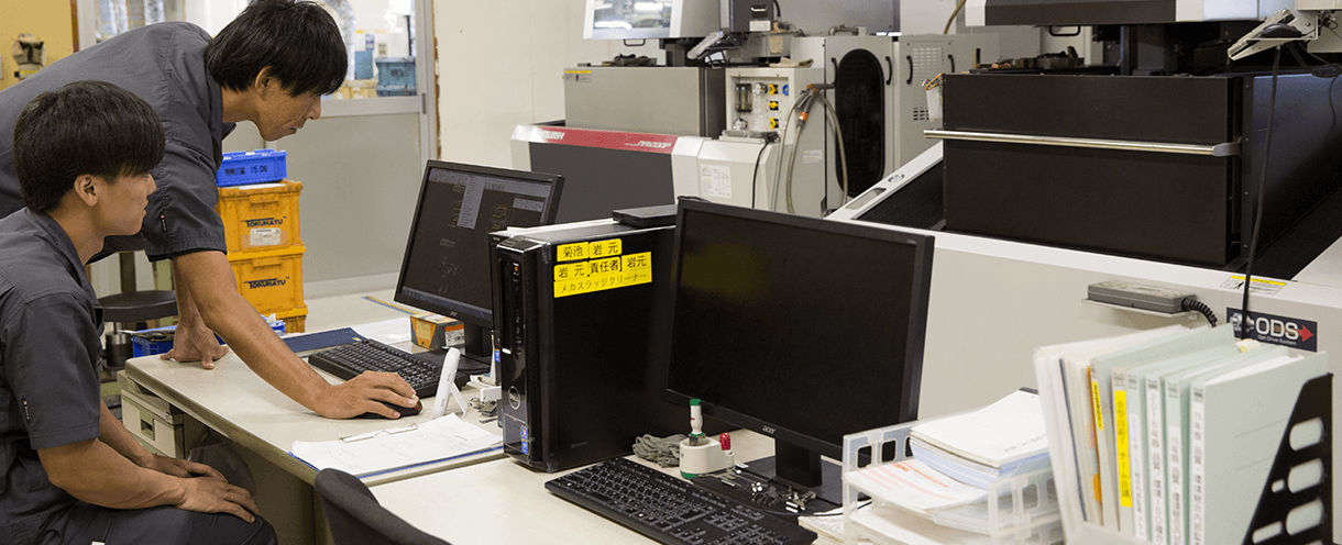 与えられた役割をきっちりこなす薄板ばね。 材料の性質を理解していないとできないこと