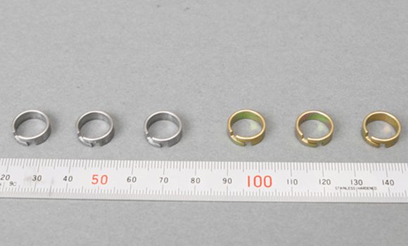 つぶし線材を丸めたバネ インサート成形に組み込まれている